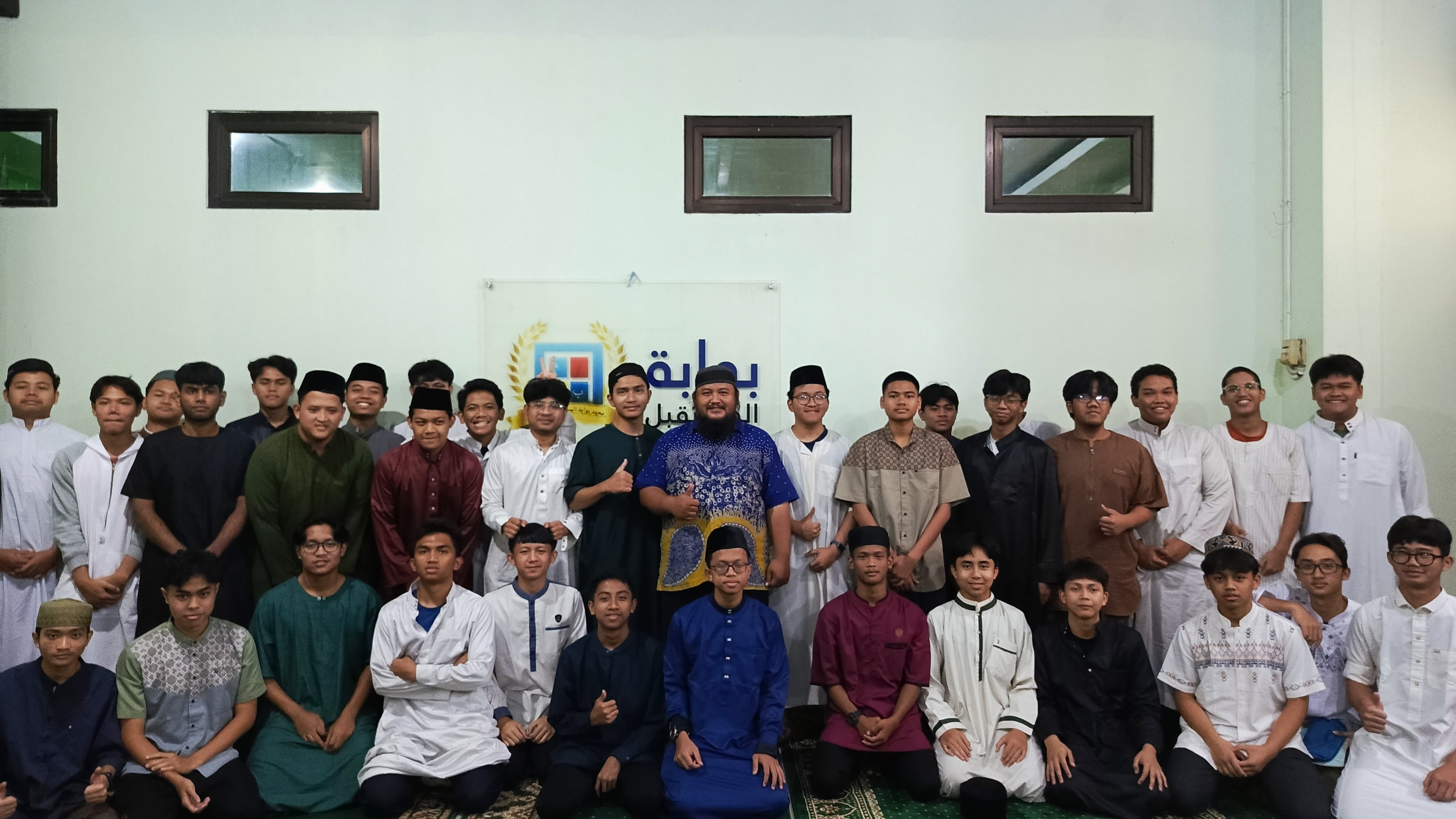 Dr. Eko Budi Prasetyo, M.Sos. bersama para santri Ma’had Bawwabatul Mustaqbal dalam sosialisasi PMB STAI Mutiara Bangsa