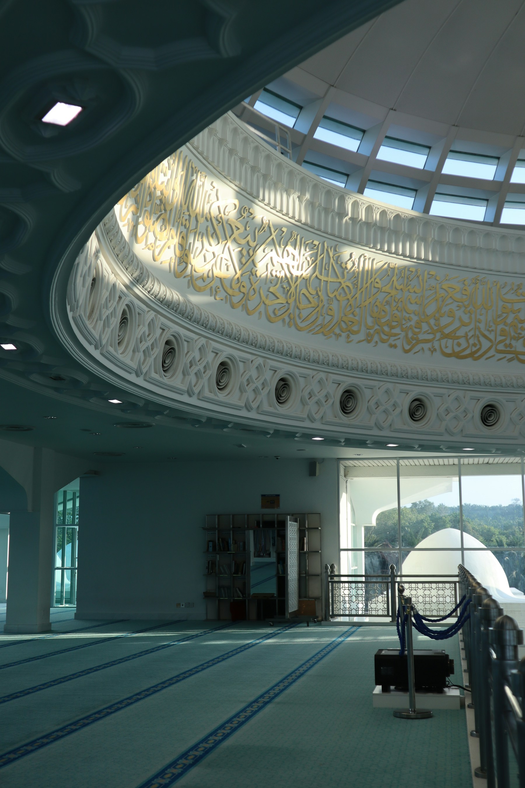 Interior masjid modern dengan kaligrafi Islam